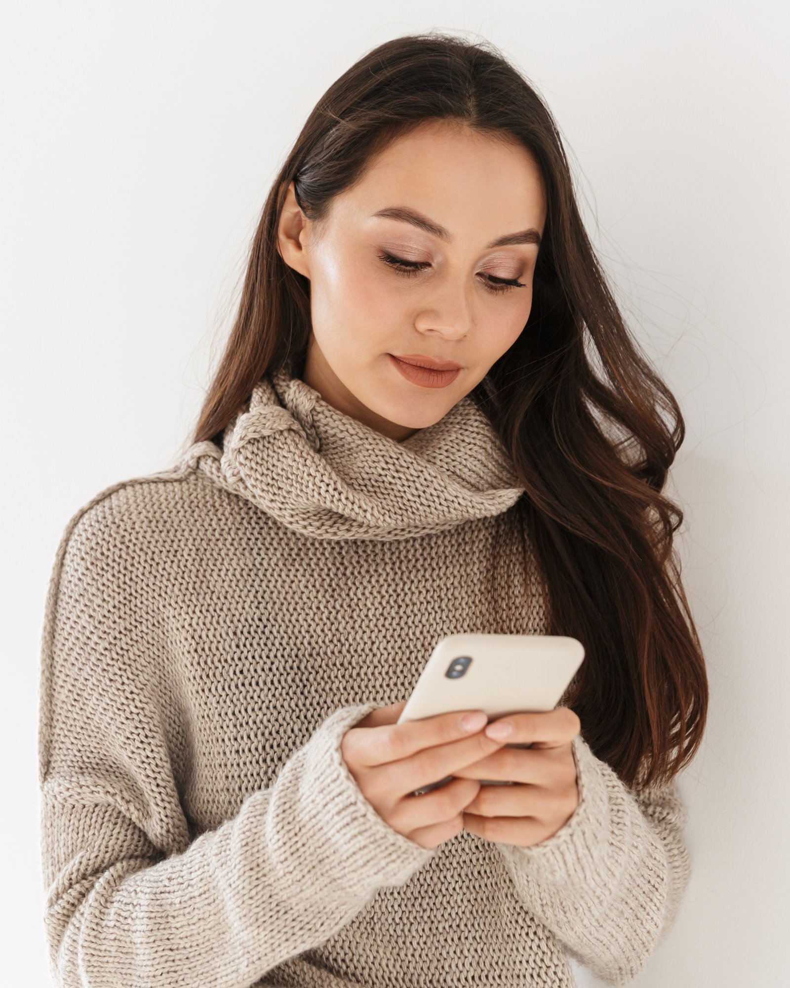 woman using AI on her phone